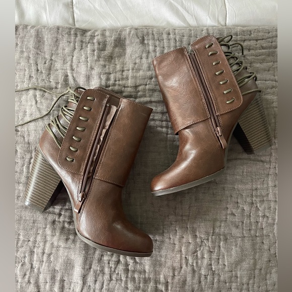 NWOT “leather” brown ankle booties lace up tie zippered size 9 heeled heels - Picture 4 of 7